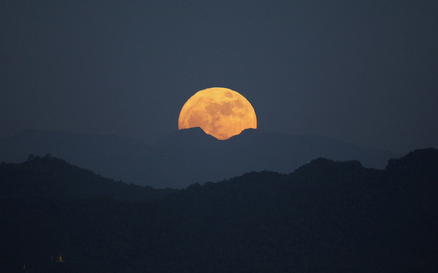 ابر ماه دیده شده از پشت کوه Naypyitaw در برمه