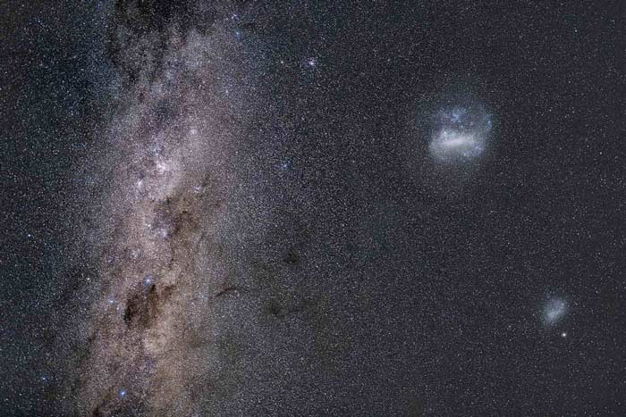 یک تصویر، سه کهکشان. در سمت چپ بخشی از راه شیری ما و در سمت راست دو کهکشان ماهواره ای آن وجود دارد، ابرهای ماژلانی. دوربین Canon EOS 5D Mark III. لنز Zeiss Otus 28mm f / 1.4 APO Distagon T * Exposure 9 x 100s Aperture 1.4 ISO 1600 Tracker Fornax Mounts LighTrack II