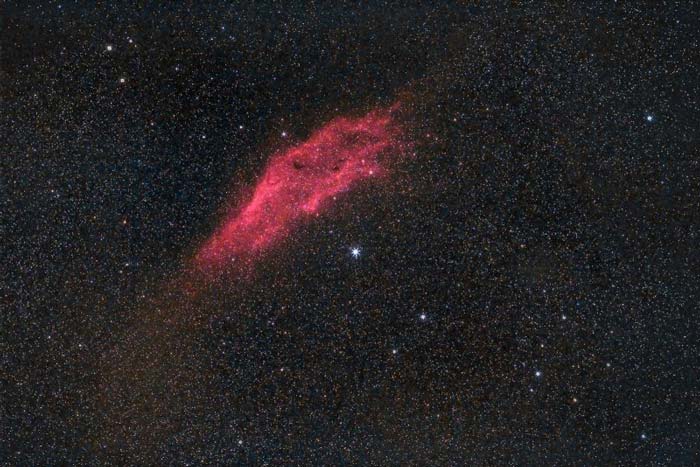 سحابی کالیفرنیا (NGC 1499)  در صورت فلکی پرسئوس واقع شده است. به این دلیل نامگذاری شده است که بشبیه به طرح کلی ایالت کالیفرنیای آمریکا  است. طول آن در آسمان تقریباً 2.5 درجه است و به دلیل روشنایی سطح بسیار کمی که دارد، مشاهده آن از نظر بصری بسیار دشوار است. قابل مشاهده با  فیلتر Hβ )خط Hβ را در 486 نانومتر جدا می کند). دوربین: Canon EOS 400D اصلاح شده. لنز: Canon EF 70-200mm f / 2.8 L در 200 mm. نوردهی: 9x 120 ثانیه ، f / 4 ، ISO 1600.