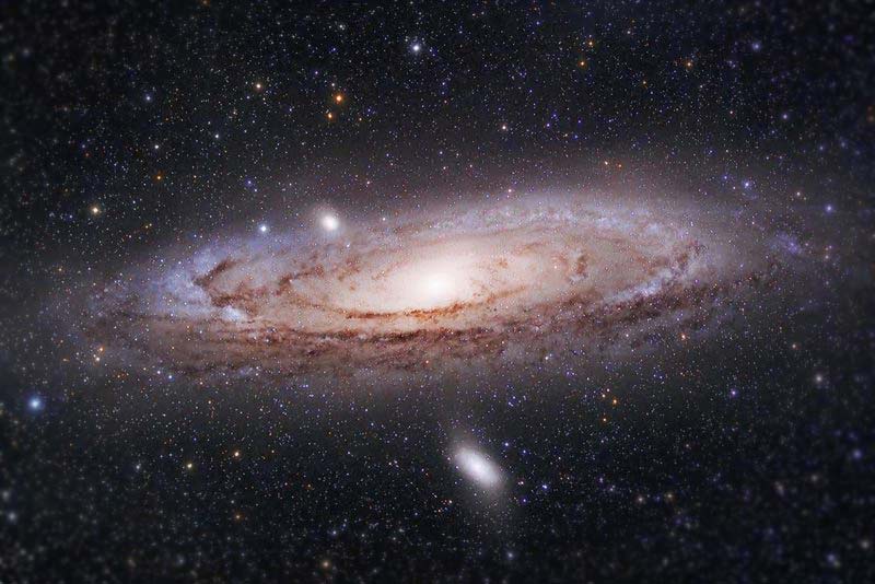 کهکشان بزرگ آندرومدا یکی از دورترین اجرامی است که با چشم غیر مسلح قابل مشاهده است. حتی در آسمان نور آلوده نیز به راحتی قابل مشاهده است. برای تصویربرداری از کهکشان، باید چندین نوردهی با زمانهای  انجام دهید تا بتوانید بازنمایی درستی از مرکز کهکشان و لبه های خارجی آن بدست آورید. دوربین Canon EOS 5D Mark III. تلسکوپ Skywatcher 80ED. نوردهی 16 x 600s 4 x 300s 4 x 100s 4 x 60s 1 x 30s 1 x 15s. f / 7.5 @ ISO 800.